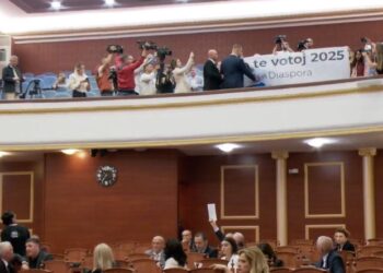 “Dua të votoj në 2025”, aktivistët hedhin letra në Kuvend: Na gënjyet për votën e diasporës