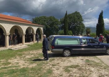Mister vdekja e çiftit në Dropull, në varrim merr pjesë edhe vajza e birësuar