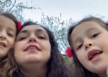 VIDEO / Dita e Nënës, Ilir Meta poston Vjosa Osmanin duke kënduar: S’kisha ku gjeja më mirë…