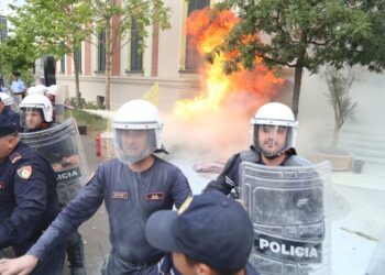 Asnjë surprizë nga protesta para Bashkisë Tiranë, vijojnë molotovët, tkurret pjesëmarrja