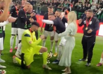 VIDEO / Fiton Kupën dhe i propozon të fejuarës, dita emocionuese e portierit të Egnatias