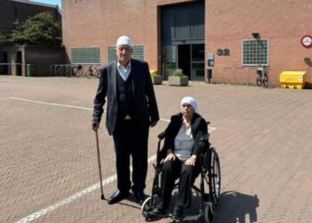 Në karrocë e me bastun, prindërit i bëjnë vizitë në qeli ish-Presidentit të Kosovës Hashim Thaçi