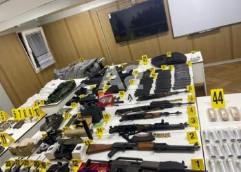 Zbulohen armatime në veri, ministri i Brendshëm Sveçla në konferencë të jashtëzakonshme