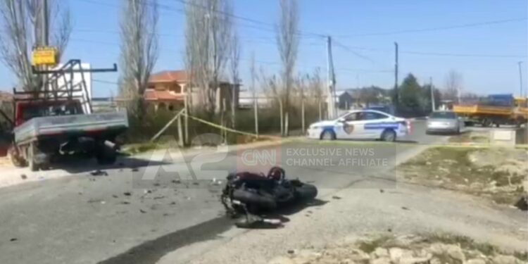 Elbasan/Makina përplaset me motorin, lëndohen dy persona