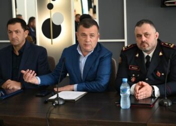 Lufta kundër kultivimit të kanabisit, ministri Balla nga Vlora “kritika” policisë: Mos u merrni me çatitë pa leje të fshatit, por…