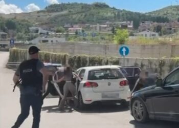 Trafik nga Kosova në Shqipëri, policia zbulon çantën me 10 pistoleta. Pamjet ‘spektakolare’ si u prangosën 4 personat