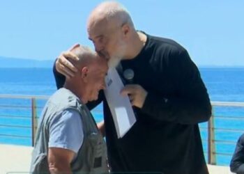 Ftesë për kafe dhe puthje në ballë, si e zbuti Rama kundërshtarin himariot, sot i dha certifikatën e pronësisë