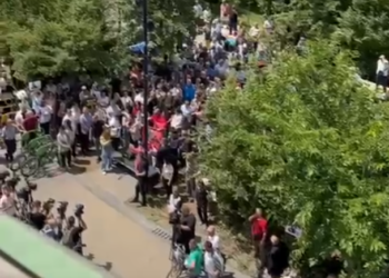 VIDEO / Incident te protesta e Rithemelimit, molotovi hidhet gabimisht drejt gazetarëve