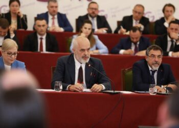 “Parazitët, larg trupit tonë”, Rama: Të korruptuarit e administratës, tradhtarë të dyfishtë!
