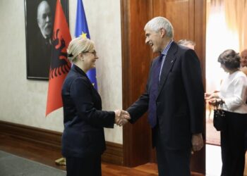 Ish kryeparlamentari italian/ Miku u Nard Ndokës viziton Tiranën por takon Lindita Nikollën