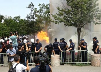 “Policia mbron lesbiket”, sërish molotovë ndaj Bashkisë Tiranë, opozita: Shqiptarët s’janë trima, se nuk na bashkohen neve!