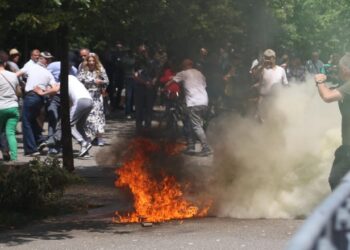 Protesta me molotov e Rithemelimit dhe PL-së në Tiranë, Braçe: Ndaleni sa nuk kanë vrarë njeri