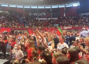 LIVE/ Takimet me diasporën, atmosferë festive në Milano. Rama: Po vij