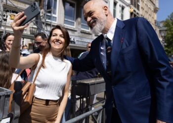 “Krenohemi me ty”/ Rama në ceremoninë e Karlit të Madh, takohet me shqiptarët, foto ‘selfie’ me disa prej tyre