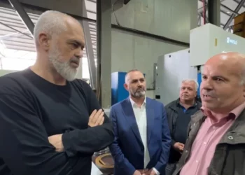“Punonjësi i mërzitur se s’paguhet mirë, të merr në qafë”, Rama në Lezhë takohet me sipërmarrësin e kthyer nga emigracioni, merr dhuratën e veçantë
