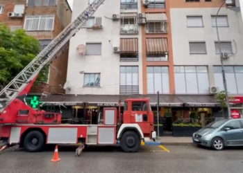 Moti i keq, rrëzohet fasada e pallatit në Tiranë, qytetarët shpëtojnë për mrekulli