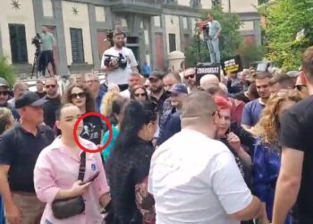 FOTO/ Argita Berisha sërish në protestën te Bashkia: Lironi babin tim!