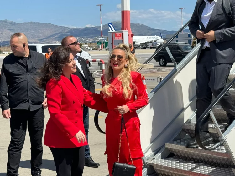 FOTOT/ Rama në aeroportin e Athinës shoqërohet edhe nga ministra e artistët Noizy dhe Era Rusi