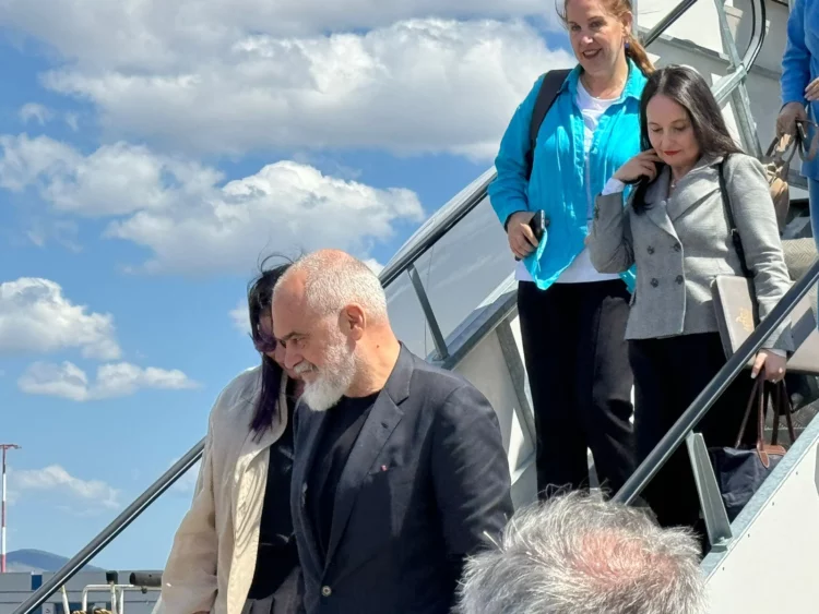FOTOT/ Rama në aeroportin e Athinës shoqërohet edhe nga ministra e artistët Noizy dhe Era Rusi
