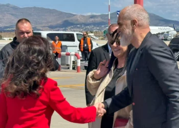 FOTOT/ Rama në aeroportin e Athinës shoqërohet edhe nga ministra e artistët Noizy dhe Era Rusi