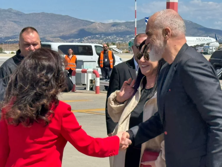FOTOT/ Rama në aeroportin e Athinës shoqërohet edhe nga ministra e artistët Noizy dhe Era Rusi