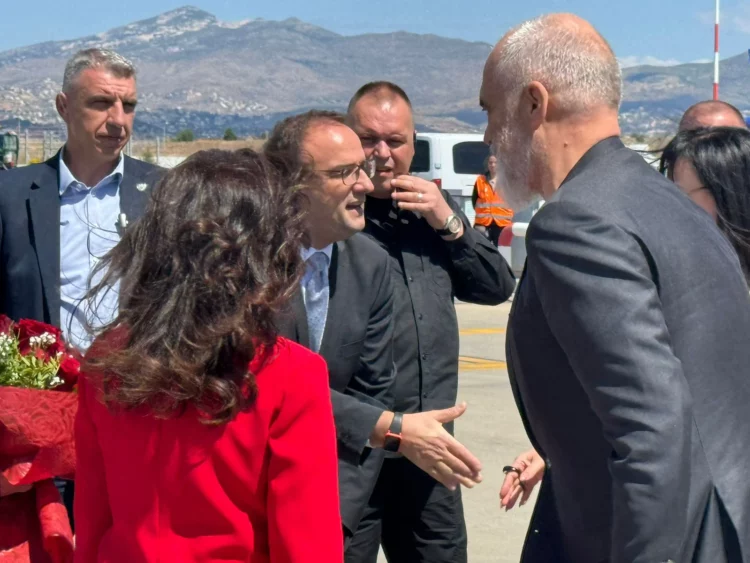 FOTOT/ Rama në aeroportin e Athinës shoqërohet edhe nga ministra e artistët Noizy dhe Era Rusi