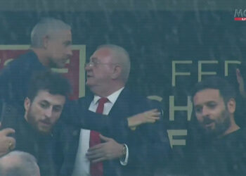 Finalja e madhe e “Final Four”/Silvinjo krah Dukës ndjek nga tribuna ndeshjen Partizani-Egnatia