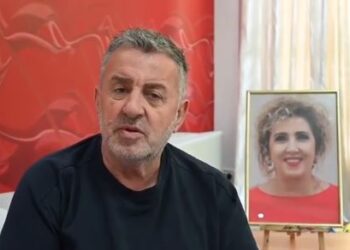 Agron Llakaj reagon pas humbjes së bashkëshortes: Sëmundja doli më e fortë. Ishte shtylla e shtëpisë! Të bësh humor me thikën në zemër është…!