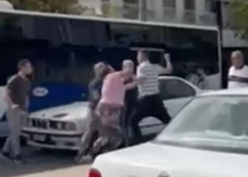 VIDEO/Një çift shqiptarësh dhunohen ashpër nga 3 persona në mes të rrugës në Greqi