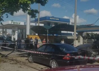 Aksidenti/ “Benzi” fluturon me shpejtësi mbi trafikndarësen, godet drejtuesin e biçikletës dhe përfundon në lavazh