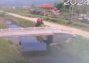 VIDEO/ Aksidenti tragjik në Kurbin me 2 të vdekur, momenti kur traktori ra në kanal, zuri poshtë shoferin