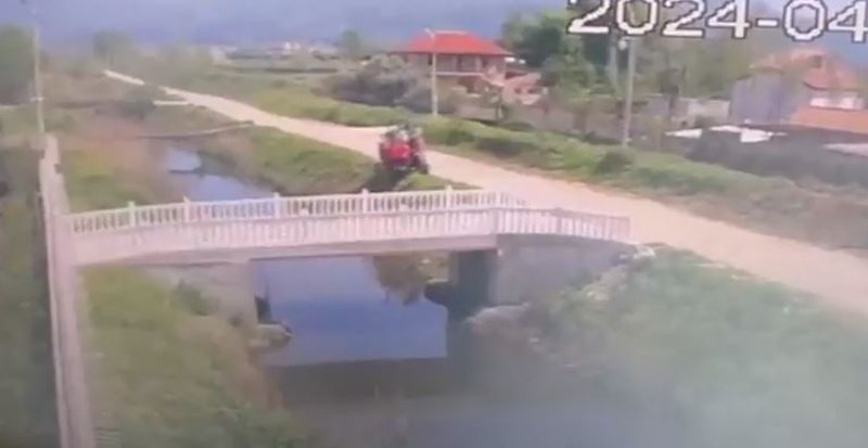 VIDEO/ Aksidenti tragjik në Kurbin me 2 të vdekur, momenti kur traktori ra në kanal, zuri poshtë shoferin