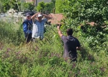 VIDEO/ “Bobo, hajdeni se e gjetëm”! Me duar në kokë dhe me lot, momenti kur banorët gjejnë trupin e pajetë të shoferit