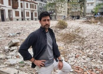 FOTOT/ Aktori i njohur bleu shkollën e tij dhe e prishi për t’u hakmarrë ndaj mësuesve të fillores