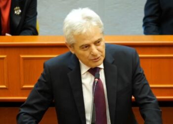 Mori titullin ‘Qytetar Nderi’ në Tiranë, Ali Ahmeti: Nëse nuk e vë flamurin shqiptar në zyrë, 5 mijë euro e kam gjobën. Do përpiqem të jem i disiplinuar