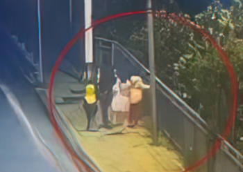 VIDEO/ Pamje të tjera dramatike: Çastet kur Alma Arrazi dhe tre të vegjlit shkojnë drejt vdekjes, fëmijët mbajnë në duar…!