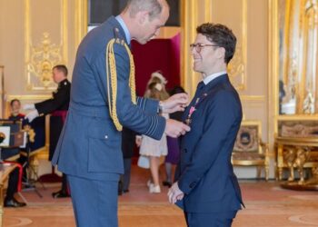 Princi William i dorëzon profesorit shqiptar Andi Hoxhaj titullin e lartë perandorak