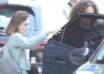 FOTO-LAJM/ Argita Berisha me asistente që i mban çantën dhe i hap derën e makinës