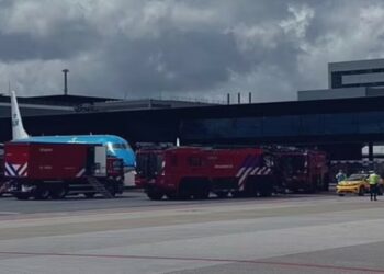 E rëndë në aeroportin e Amsterdamit, një person thithet nga motori i avionit