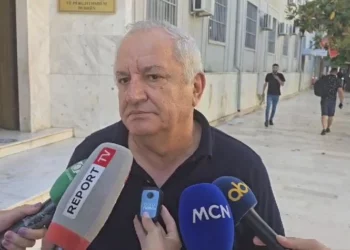 “Babai i mori telefonin, kishte biseda të papërshtatshme”/ Denoncoi babain për përdhunim, por u nxor “zbuluar” nga ekspertiza, avokati: E mitura është konsultuar me të ëmën para se…!