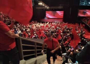 FOTOLAJM/Me flamuj kuq e zi, ndizet atmosfera pak para takimit të Kryeministrit Rama në Athinë