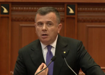 Rithemelimi me bluza të stampuara me Berishën në Kuvend, Balla: Fyerje! Mbani në gjoks një person të akuzuar për korrupsion