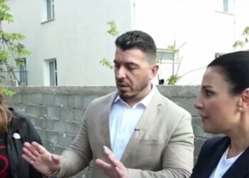 Korçë/ Balluku e Manastirliu inspektojnë aksionin e ISHTI-t për sigurinë e instalimeve elektrike në institucionet arsimore