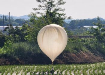 Koreja e Veriut dërgon në Korenë e Jugut balona të mbushura me mbeturina dhe jashtëqitje