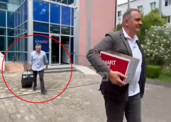 VIDEOLAJM / Një kuti, plus valixhen! Beqaj del nga SPAK me të gjithë dosjen e “Sterilizimit”