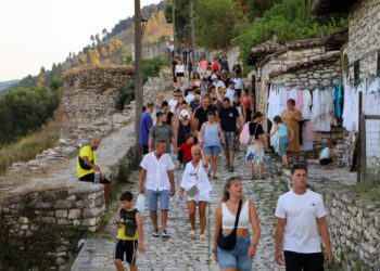 Fluks turistësh vendas e të huaj në Berat, i tërheq historia e arkitektura