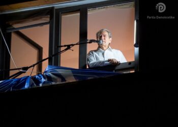 “Ta bëjmë natën ditë”/  Berisha kërkon qeveri teknike, lutet për pjesëmarrje në protestë: Rikthim i opozitës në pushtet