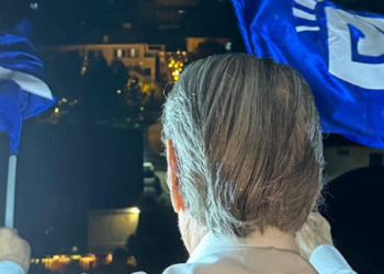 Rama në Athinë, Berisha ‘numëron’ nga ballkoni: Refuzim total nga emigrantët, do regjistrohet në muret e historisë