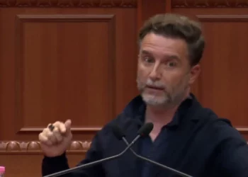 “Gjuha juaj ndaj SPAK, gjuhë kriminelësh”/ Braçe në Kuvend: Familja politike ‘rruajti’ pasuritë e Shqipërisë…!