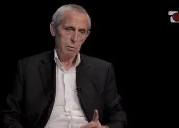 Takimi i fundit me Bujar Hoxhën! Kush ishte ish-zyrtari i Sigurimit që u nda orët e fundit nga jeta